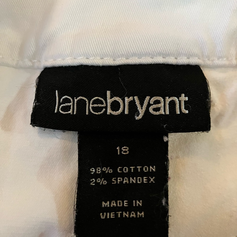 LANE BRYANT WHITE SHORT SKIRT W/BUILT IN UNDER SHORTS 6 POCKETS SZ 18 - Picture 2 of 8